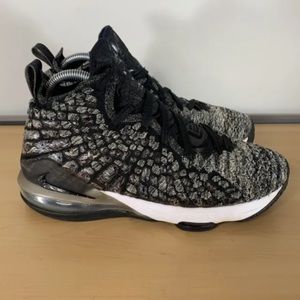 Nike LeBron 17 (GS) 'Oreo' Black White Size 7Y | Women’s size 8.5 [BQ5594-002]